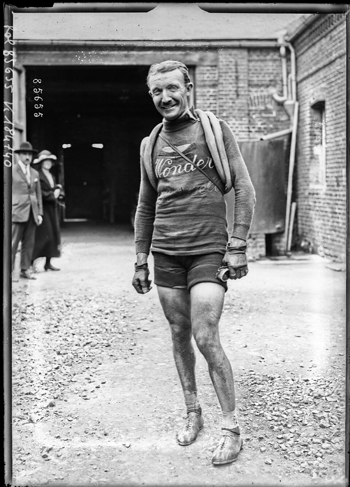 Portrait en pied de José Pelletier, souriant et couvert de poussière après sa victoire en 1923